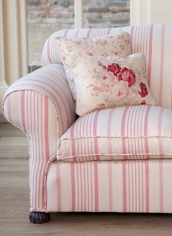 Forrás: http://kateforman.co.uk/portfolio-items/pink-ticking-sofa-with-roses-and-sprig-cushions/